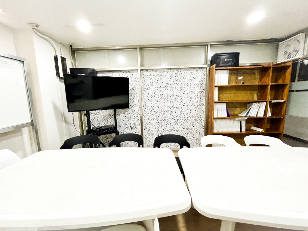 フィリピン留学 Cebu21 - Wales-Listening Room-1